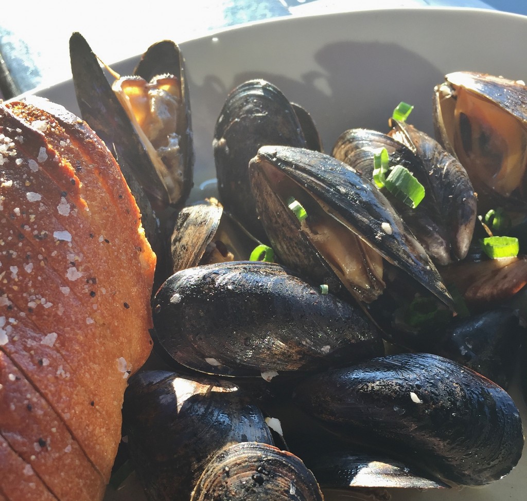 Mussels with baguette